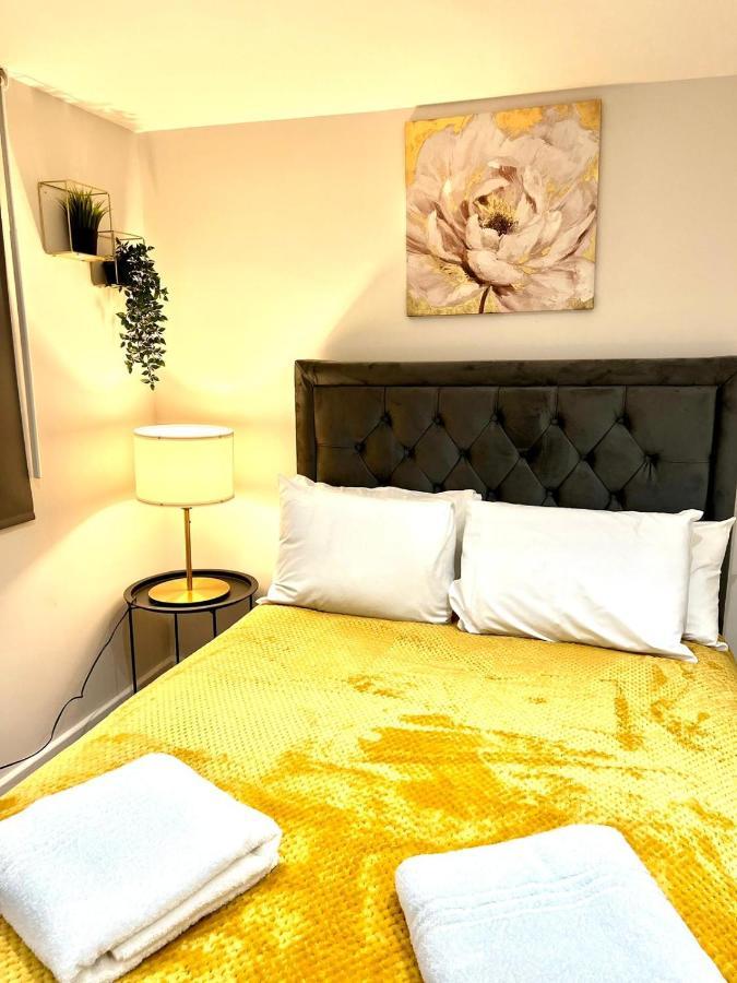 Golden Residences - Oakway Feltham Eksteriør billede